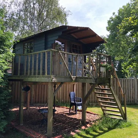 Treehouse Op Het Platteland Huize Ouwervelden مكان تخييم Plantage Centrum